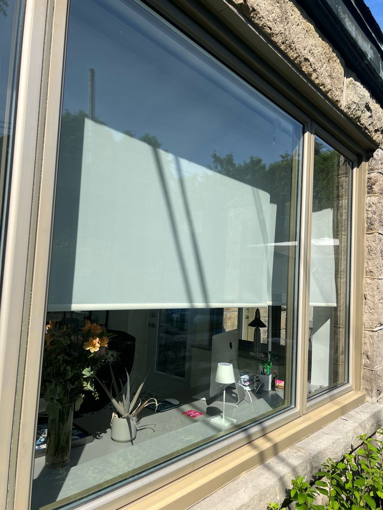 Fenêtres commerciales après nettoyage — vitrage limpide et reflets nets